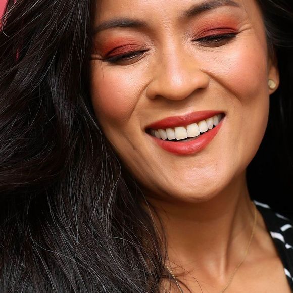 MAC POWDER KISS EYESHADOW ~ DEVOTED TO CHILI - Picture 2 of 4